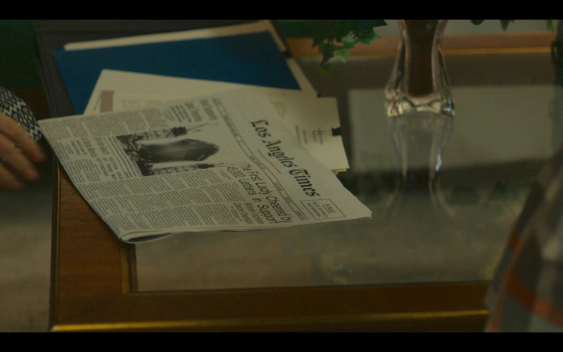 Los Angeles Times Newspaper in The First Lady S01E06 "Shout Out" (2022)