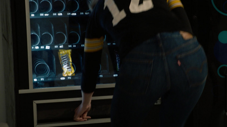 M&M’s Candies and Snickers Chocolate Bar in This Is Us S06E17 The Train (2022)