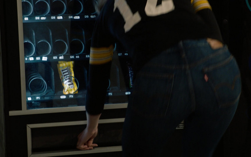 M&M’s Candies and Snickers Chocolate Bar in This Is Us S06E17 The Train (2022)