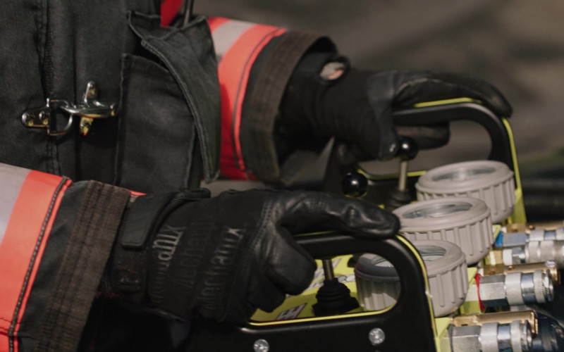 Mechanix Gloves in 9-1-1 Lone Star S03E17 Spring Cleaning (2022)