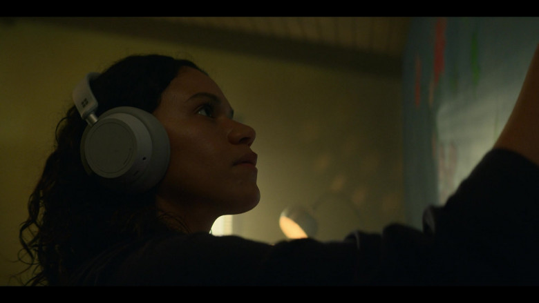 Microsoft Surface Headphones in Mayans M.C. S04E06 When I Die, I Want Your Hands on My Eyes (2022)