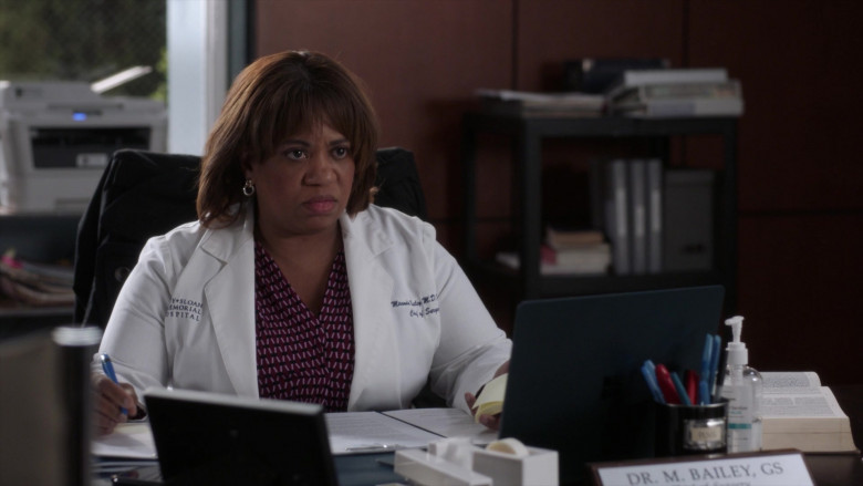Microsoft Surface Laptop in Grey’s Anatomy S18E17 I’ll Cover You (1)