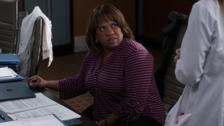 Microsoft Surface Laptop in Grey’s Anatomy S18E17 I’ll Cover You (2)