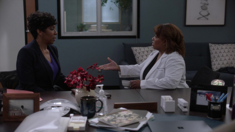Microsoft Surface Laptop in Grey’s Anatomy S18E20 You Are the Blood (2022)
