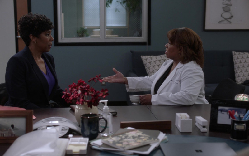 Microsoft Surface Laptop in Grey's Anatomy S18E20 You Are the Blood (2022)