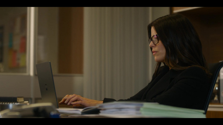 Microsoft Surface Laptop of Neve Campbell as Maggie McPherson in The Lincoln Lawyer S01E02 The Magic Bullet (2022)