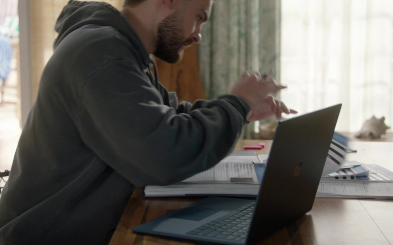 Microsoft Surface Laptops in All American S04E17 Hate Me Now (1)