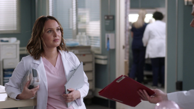 Microsoft Surface Tablets in Grey's Anatomy S18E16 Should I Stay or Should I Go (1)
