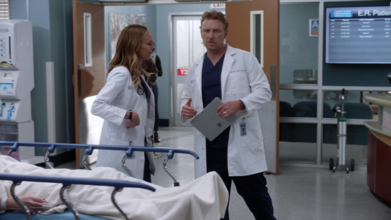 Microsoft Surface Tablets in Grey's Anatomy S18E16 Should I Stay or Should I Go (2)