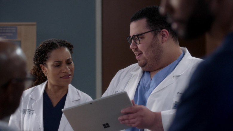 Microsoft Surface Tablets in Grey's Anatomy S18E16 Should I Stay or Should I Go (3)
