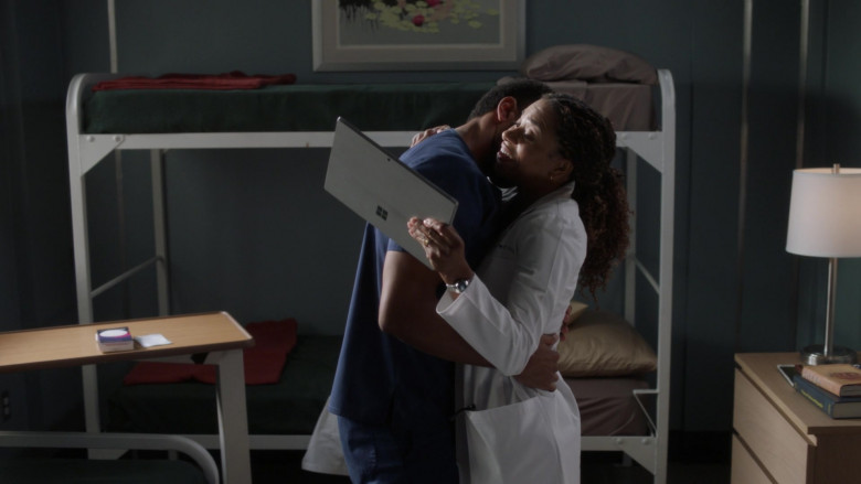 Microsoft Surface Tablets in Grey's Anatomy S18E16 Should I Stay or Should I Go (4)