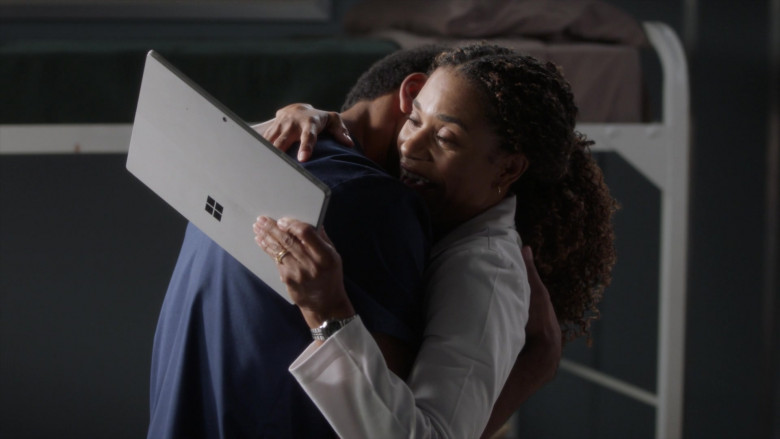 Microsoft Surface Tablets in Grey's Anatomy S18E16 Should I Stay or Should I Go (5)