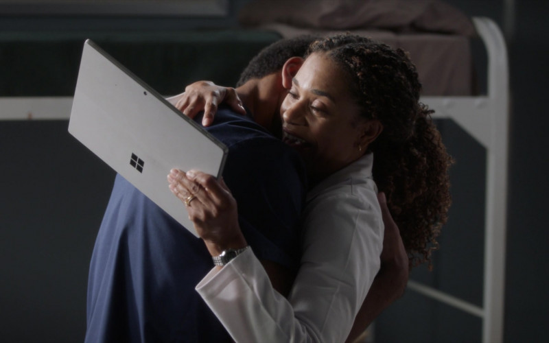 Microsoft Surface Tablets in Grey’s Anatomy S18E16 Should I Stay or Should I Go (5)