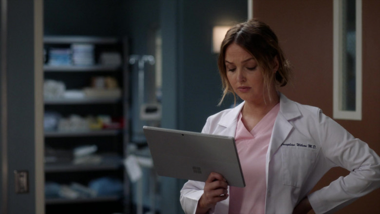 Microsoft Surface Tablets in Grey's Anatomy S18E17 I'll Cover You (1)