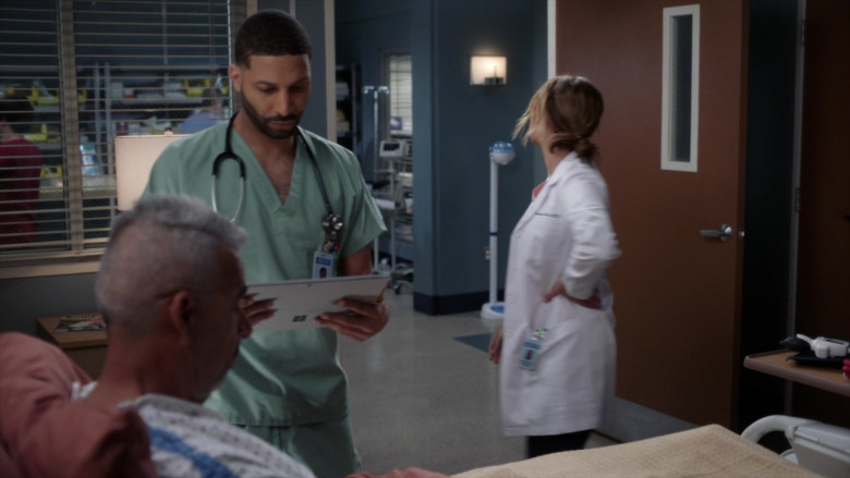 Microsoft Surface Tablets in Grey's Anatomy S18E17 I'll Cover You (2)