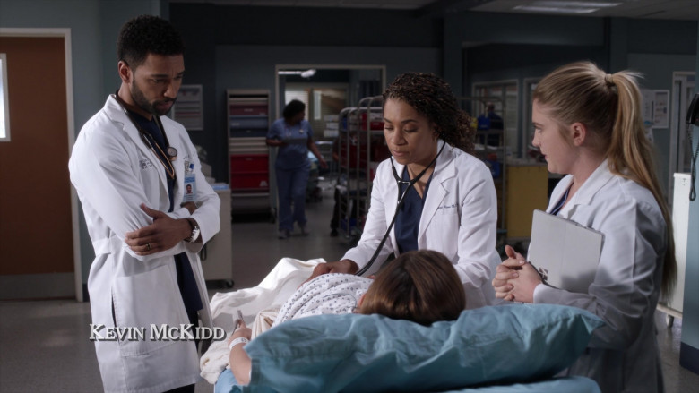 Microsoft Surface Tablets in Grey’s Anatomy S18E17 I’ll Cover You (3)
