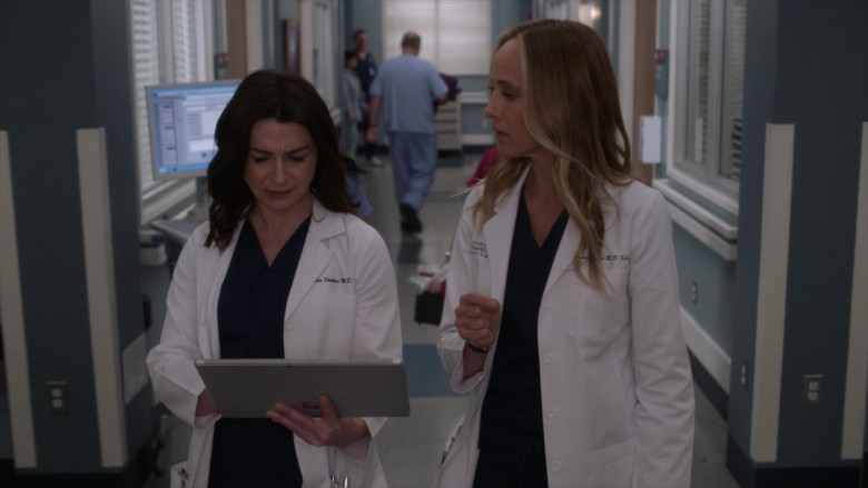 Microsoft Surface Tablets in Grey's Anatomy S18E17 I'll Cover You (6)