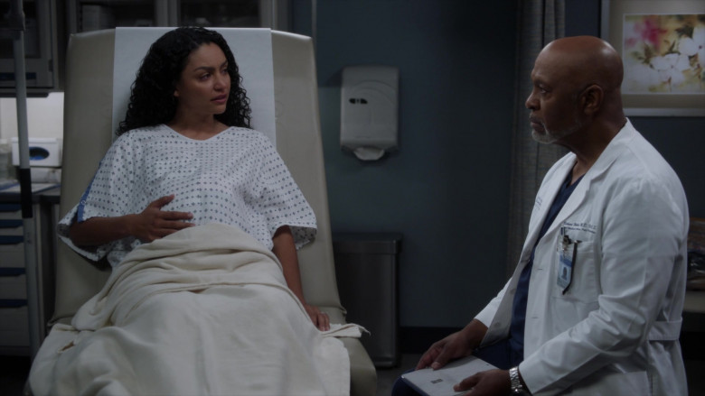 Microsoft Surface Tablets in Grey's Anatomy S18E18 Stronger Than Hate (4)