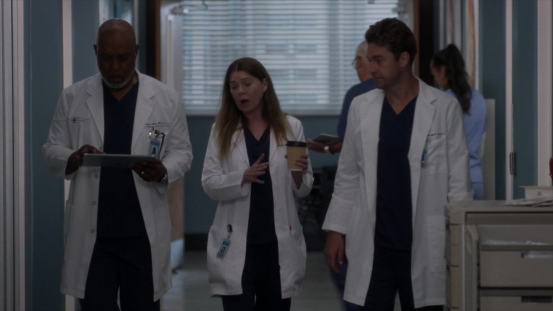 Microsoft Surface Tablets in Grey's Anatomy S18E19 Out for Blood (3)