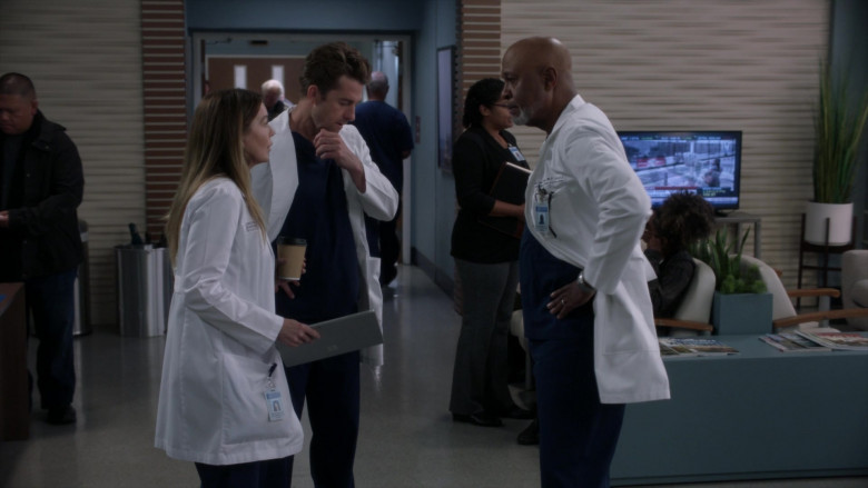 Microsoft Surface Tablets in Grey's Anatomy S18E19 Out for Blood (4)