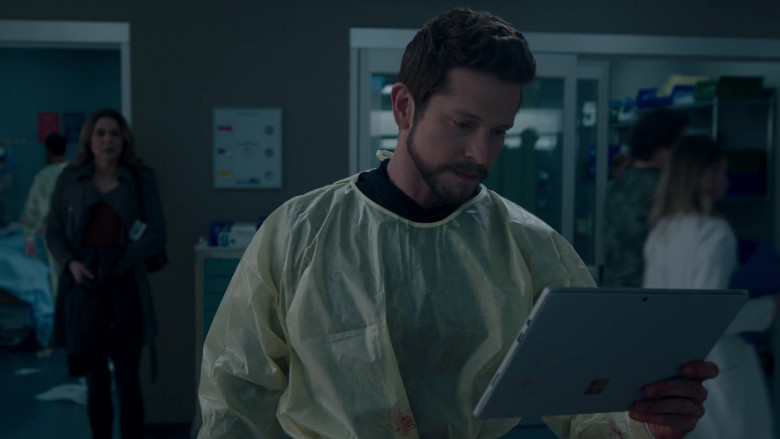 Microsoft Surface Tablets in The Resident S05E21 Risk (1)