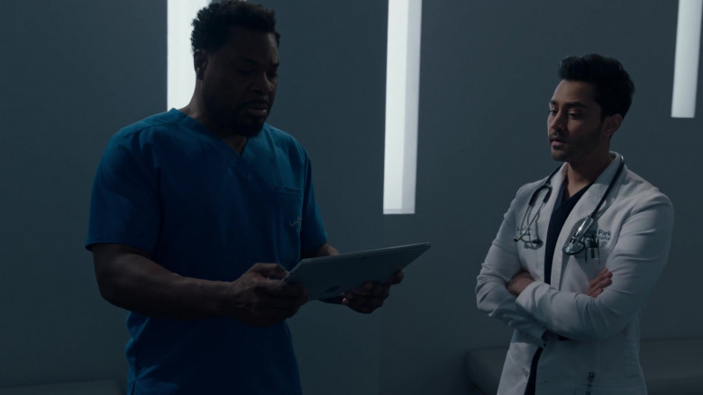 Microsoft Surface Tablets in The Resident S05E21 Risk (2)