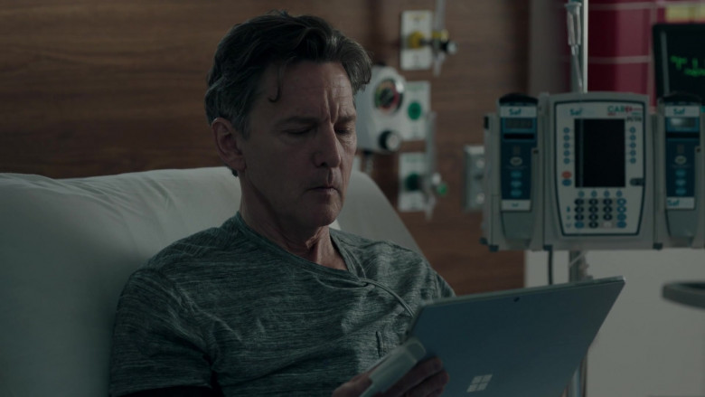 Microsoft Surface Tablets in The Resident S05E23 Neon Moon (2)