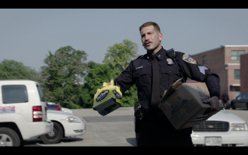 Mike's Hard Lemonade and Coors Light Beer Box Held by Jon Bernthal as Wayne Jenkins in We Own This City S01E04 Part Four (2022)