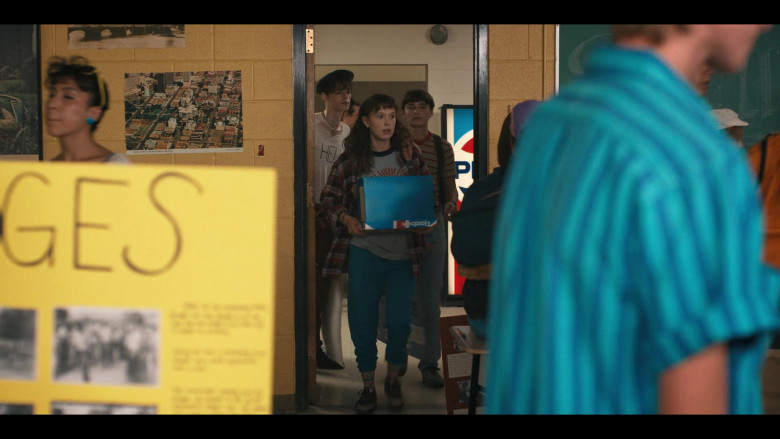 Reebok Box and Pepsi Vending Machine in Stranger Things S04E01 Chapter One The Hellfire Club (2022)