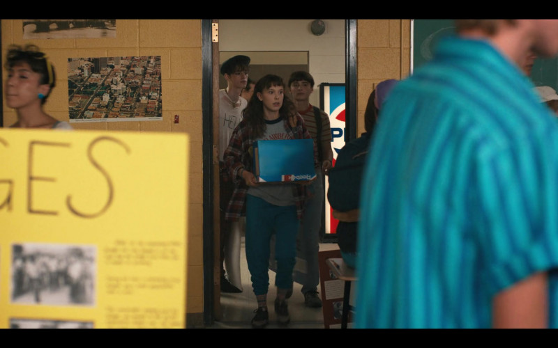 Reebok Box and Pepsi Vending Machine in Stranger Things S04E01 Chapter One The Hellfire Club (2022)