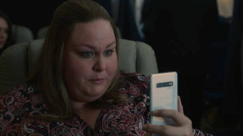 Samsung Galaxy Smartphone of Chrissy Metz as Kate Pearson in This Is Us S06E17 The Train (2022)