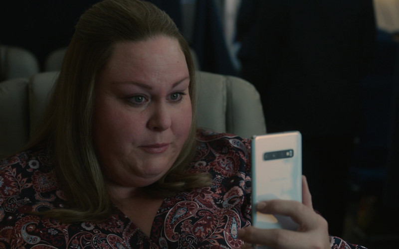 Samsung Galaxy Smartphone of Chrissy Metz as Kate Pearson in This Is Us S06E17 The Train (2022)