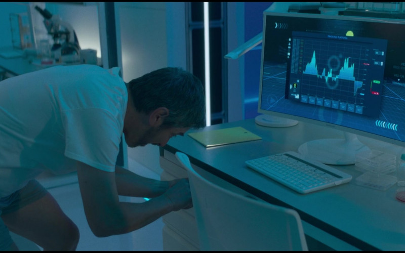 Samsung PC Monitor in Made for Love S02E05 You’re Not the First (2022)