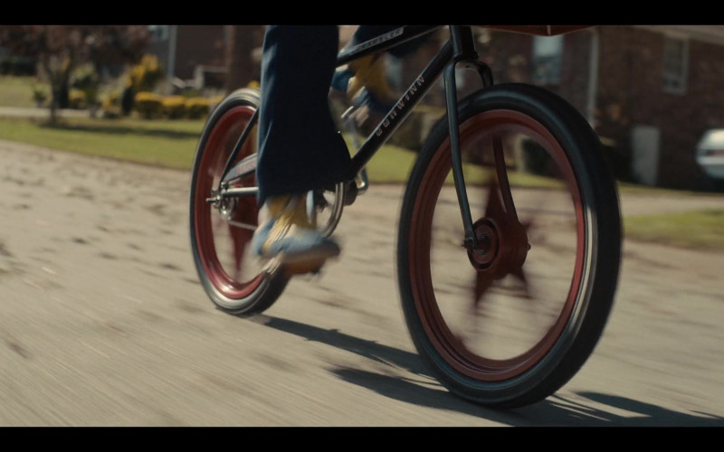 Schwinn Scrambler Bicycle in Stranger Things S04E01 Chapter One The Hellfire Club (1)