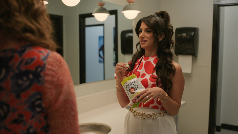 SkinnyPop Popcorn of Ayden Mayeri as Beth Ann McGann in I Love That for You S01E02 Faux Florals (2)