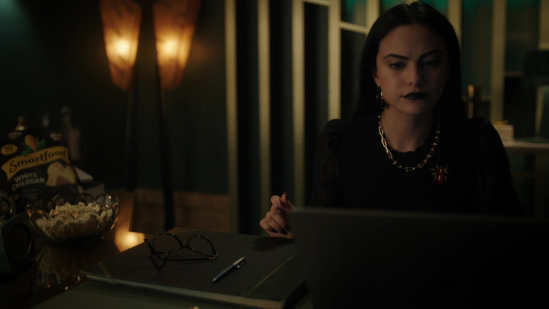 Smartfood White Cheddar Popcorn of Camila Mendes as Veronica Lodge in Riverdale S06E14 Chapter One Hundred and Nine Venomous (2)