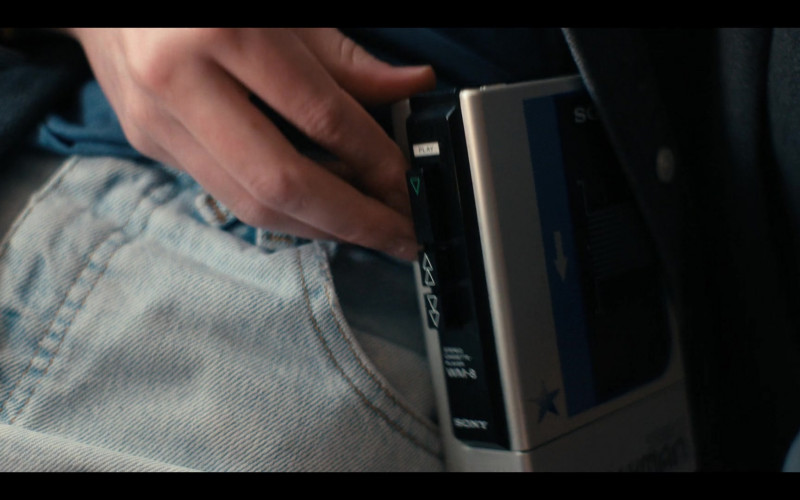Sony Walkman Portable Cassette Player of Sadie Sink as Max Mayfield in Stranger Things S04E01 Chapter One The Hellfire Club (2022)