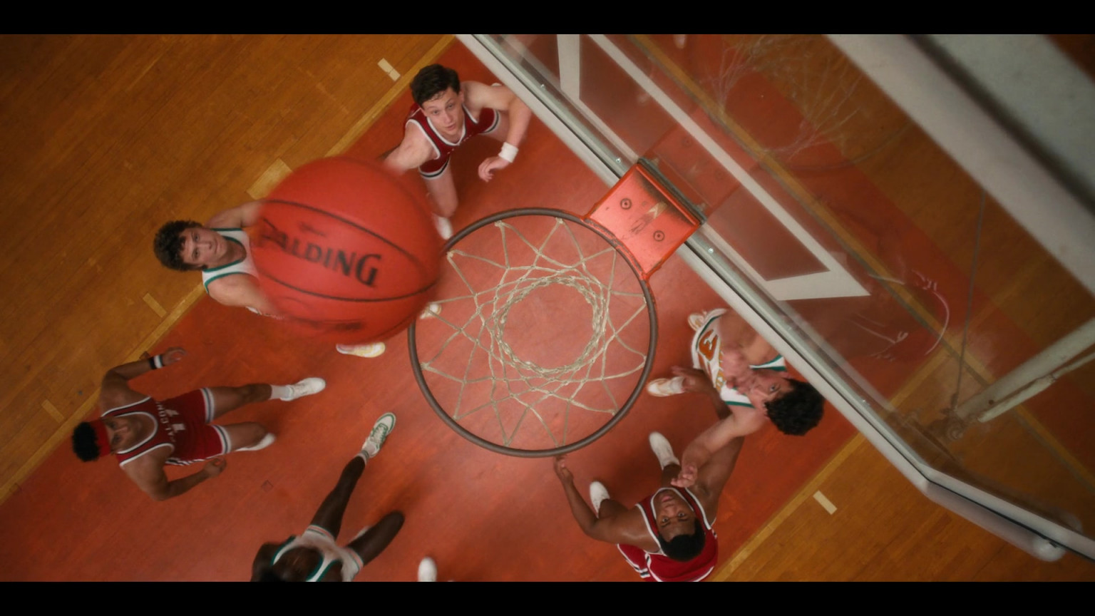 spalding-basketball-in-stranger-things-s04e01-chapter-one-the