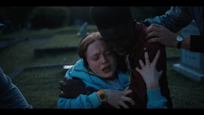 Swatch Yellow Watch of Sadie Sink as Max Mayfield in Stranger Things S04E04 Chapter Four Dear Billy (2022)