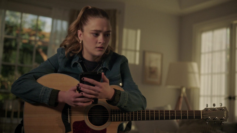 Taylor Guitar of Lizzy Greene as Sophie Dixon in A Million Little Things S04E19 Out of Hiding (2022)