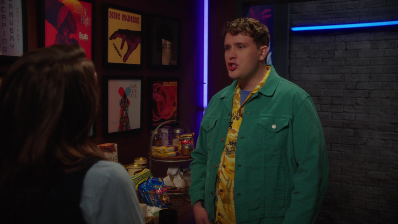 Tazo Tea, Nature Valley, Chips Ahoy! Cookies in Girls5eva S02E06 B.P.E. (2)