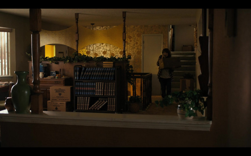 The Encyclopedia Britannica Boxes of Winona Ryder as Joyce Byers in Stranger Things S04E01 Chapter One The Hellfire Club (2022)