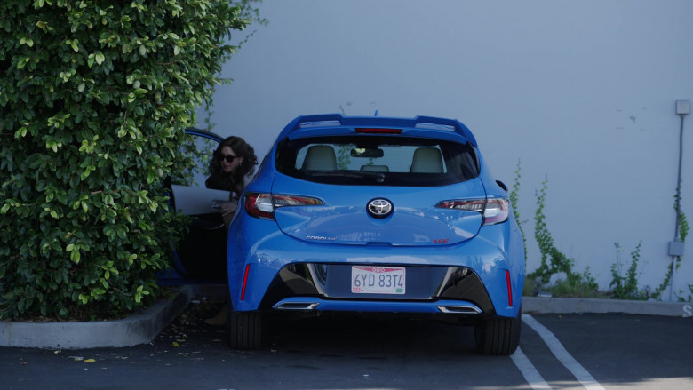 Toyota Corolla XSE Blue Car of Vanessa Bayer as Joanna Gold in I Love That for You S01E03 #JoannaStrong (2022)