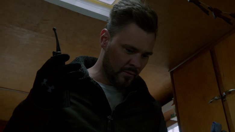Under Armour Gloves in Chicago P.D. S09E20 Memory (2)