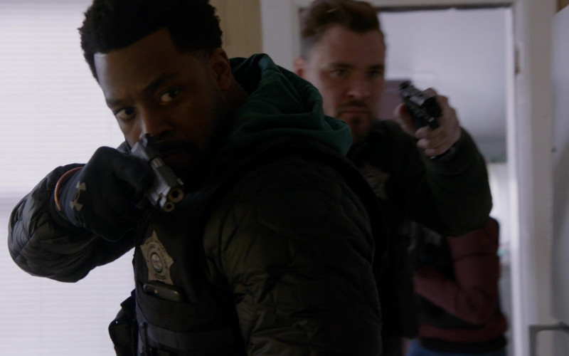Under Armour Gloves in Chicago P.D. S09E22 You and Me (1)