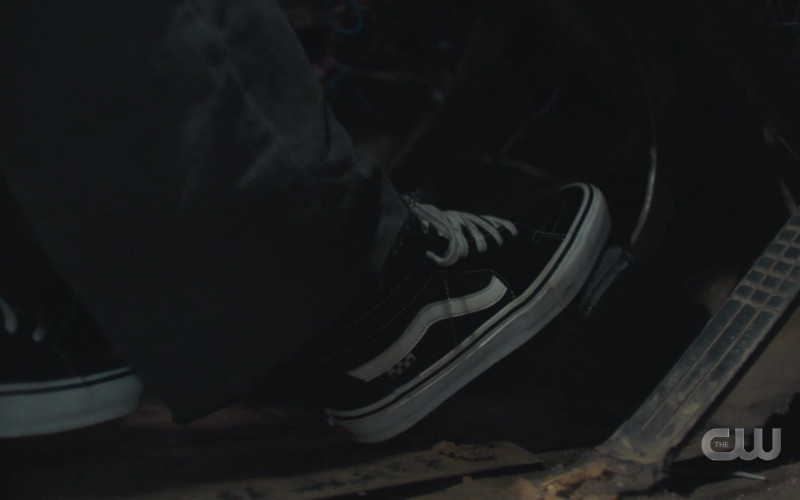 Vans Sneakers in Charmed S04E11 Divine Secrets of the O.G. Sisterhood (1)