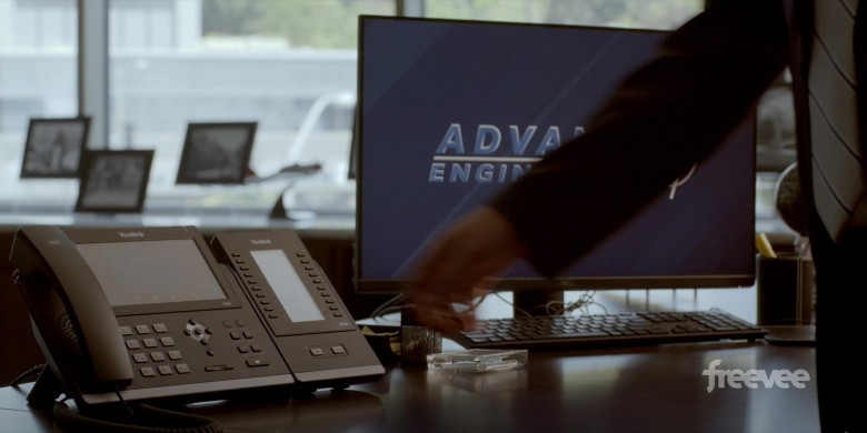 Yealink Phone and Dell Monitor in Bosch Legacy S01E05 Plan B (2022)