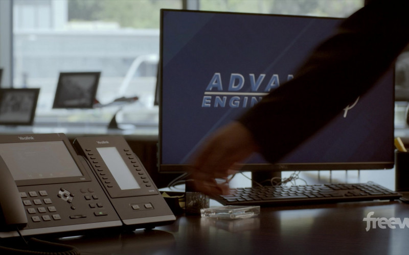 Yealink Phone and Dell Monitor in Bosch Legacy S01E05 Plan B (2022)