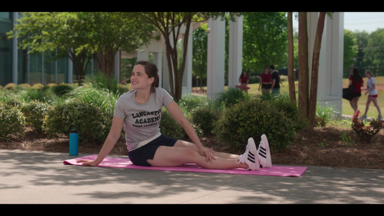 Adidas Women’s Sneakers of Sarah Catherine Hook as Juliette Fairmont in First Kill S01E01 First Kiss (2022)