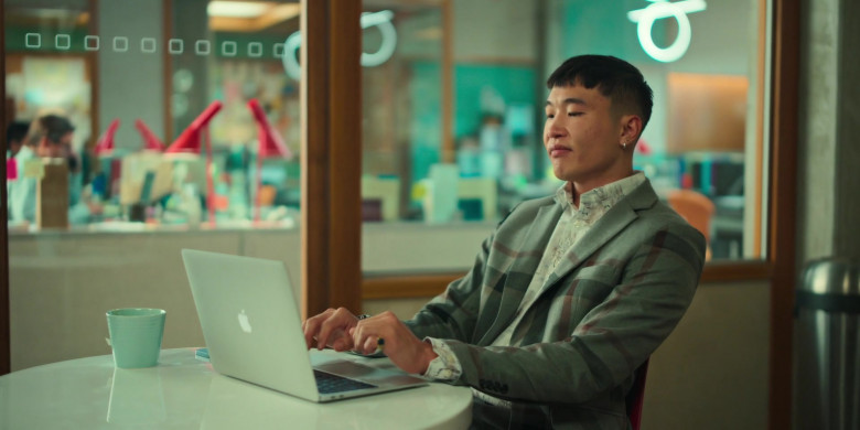 Apple MacBook Air Laptop of Joel Kim Booster in Loot S01E03 Hot Seat (3)